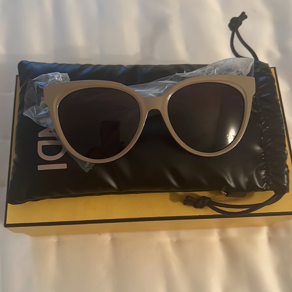 💯 FENDI FE40008U 57J BROWN BEIGE SUNGLASSES , worn ones , like new - Picture 14 of 14